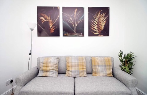 Castle Apartment | Stylish Group Stay - 4Beds Flat at Swansea Centre