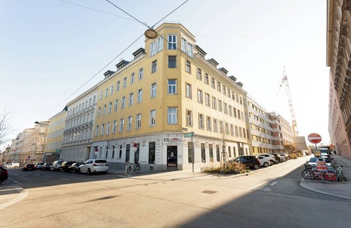 Rudolfsheim-Funfhaus Apartment | Stylish Haven - Near Yppenplatz and Brunnenmarkt