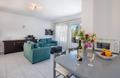 Koutsi Villa | Stylish Hideaway, 2-mins from Marmari Beach!