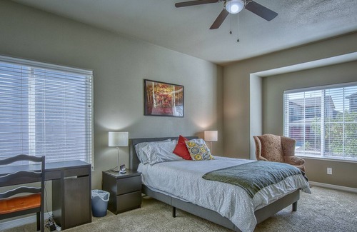 Elbert House | Stylish Home! 2 Master Suites, 5 Bedroom, 3 Full Bath, Golf Course Community
