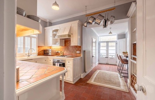 Windsor House | Stylish Home Central Windsor-Walk 2 All The Sights