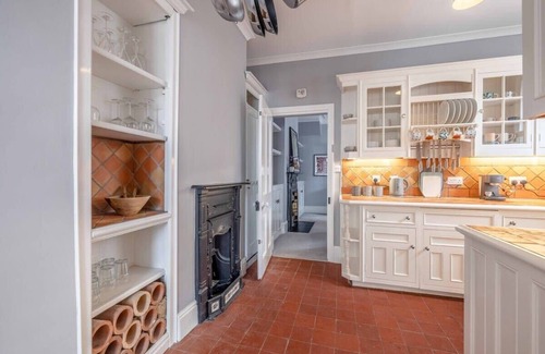 Windsor House | Stylish Home Central Windsor-Walk 2 All The Sights