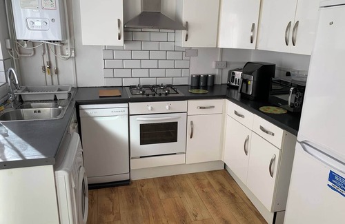 Sneinton House | Stylish Home Near Shopping - Book Summer Stays Now