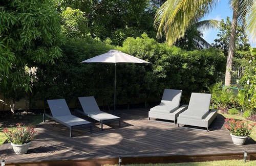 Little Battaleys House | Stylish home, pool, garden, beach club included, short walk to Mullins Beach