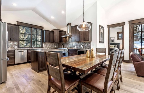 Avon House | Stylish Home with Hot Tub - Fit the Whole Family for Perfect Getaway this Fall or Winter!