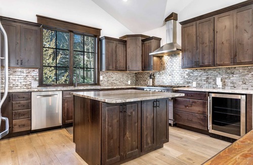 Avon House | Stylish Home with Hot Tub - Fit the Whole Family for Perfect Getaway this Fall or Winter!