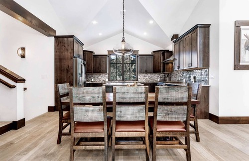 Avon House | Stylish Home with Hot Tub - Fit the Whole Family for Perfect Getaway this Fall or Winter!