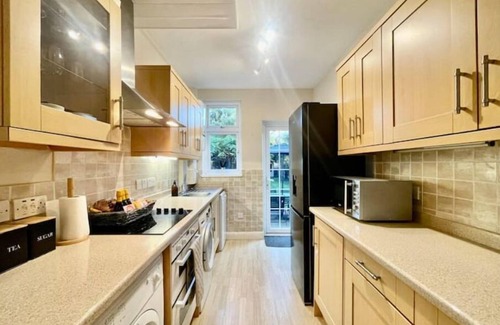 St. Andrew's House | Stylish Hornchurch Home | Central Location & Parking | Greater London | Sleeps 6