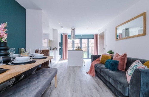 Failsworth House | Stylish House in MCR sleeps9