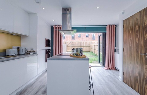 Failsworth House | Stylish House in MCR sleeps9
