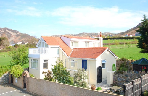 Dwygyfylchi House | Stylish house, sea & mountain views, perfect for families, 5 mins drive to beach