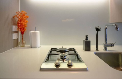 Fitzroy North Apartment | Stylish I City View I Edinburgh Gardens I Carpark