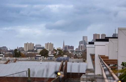 Fitzroy North Apartment | Stylish I City View I Edinburgh Gardens I Carpark