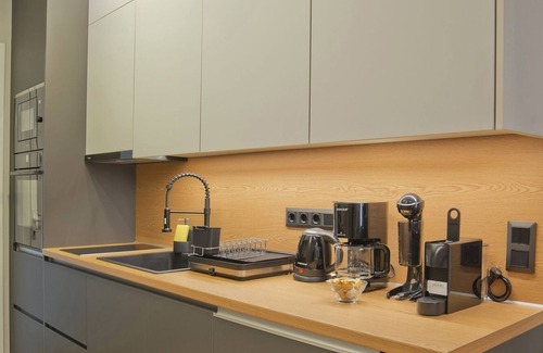 Ilisia Apartment | Stylish Ilisia Stay Luxury Fully Reno 2BR, 2BA Apt