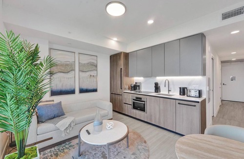 North Beach Apartment | Stylish Junior Suite – Steps from Beach