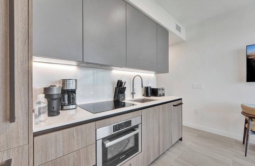 North Beach Apartment | Stylish Junior Suite – Steps from Beach
