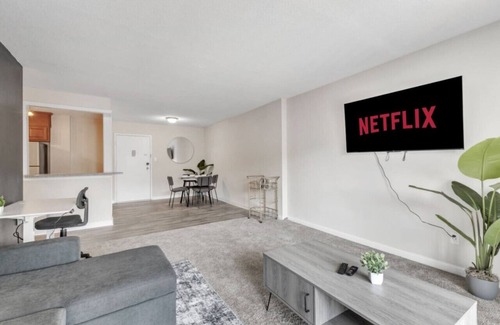 Crabtree Apartment | Stylish King 2BR Suite—in Crabtree Valley Raleigh!