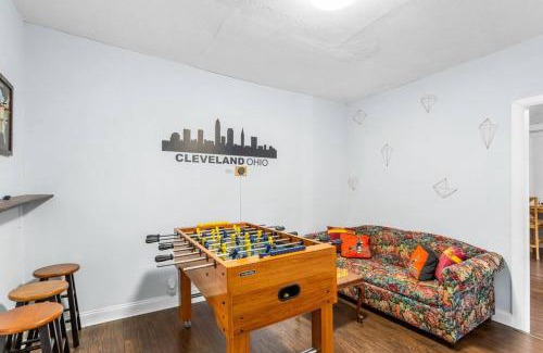 Detroit - Shoreway Apartment | Stylish King Bed, 2BDRM, 1 Mile to DTWN, Game Room