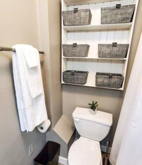 Detroit - Shoreway Apartment | Stylish King Bed, 2BDRM, 1 Mile to DTWN, Game Room