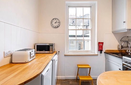 King's Cross Apartment | Stylish Kings Cross Flat with Patio Retreat