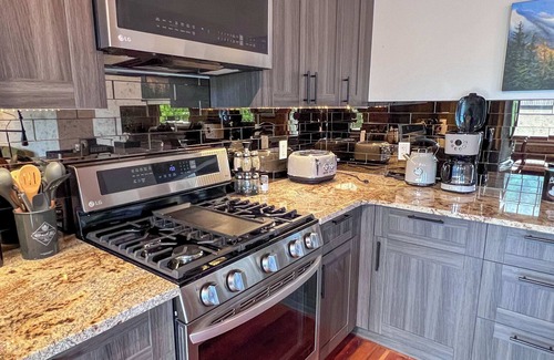 Historic Downtown Fernie Apartment | STYLISH l 3 BEDROOMS l SLEEPS 7 ADULTS l DOG FRIENDLY