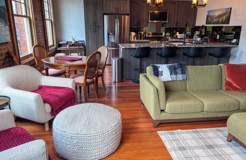 Historic Downtown Fernie Apartment | STYLISH l 3 BEDROOMS l SLEEPS 7 ADULTS l DOG FRIENDLY