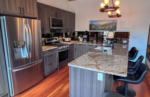 Historic Downtown Fernie Apartment | STYLISH l 3 BEDROOMS l SLEEPS 7 ADULTS l DOG FRIENDLY