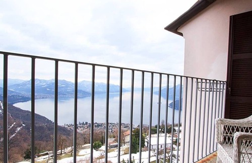 Campagnano di Roma Apartment | Stylish Lake Maggiore apartment with lake views