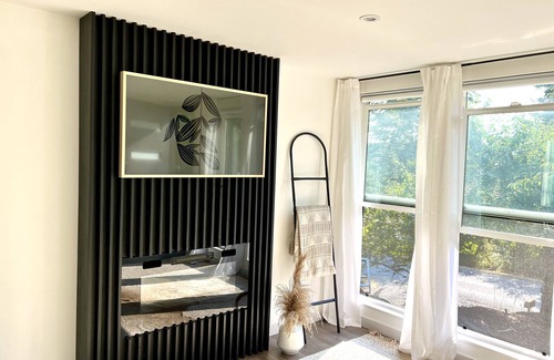 Bellingham Cottage | Stylish lakeside neighborhood cottage w/hot tub.
