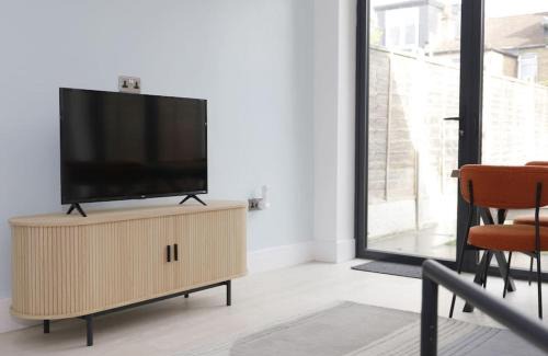Lea Bridge Apartment | Stylish London Flat with Garden, Close to City