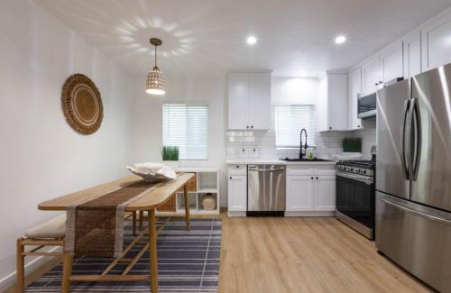 Alamitos Beach Apartment | Stylish Long Beach Retreat Walk to Beach Bars