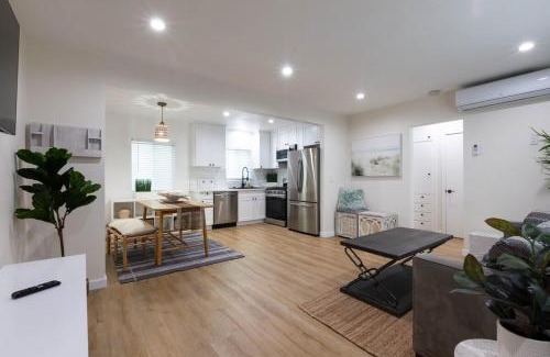 Alamitos Beach Apartment | Stylish Long Beach Retreat Walk to Beach Bars