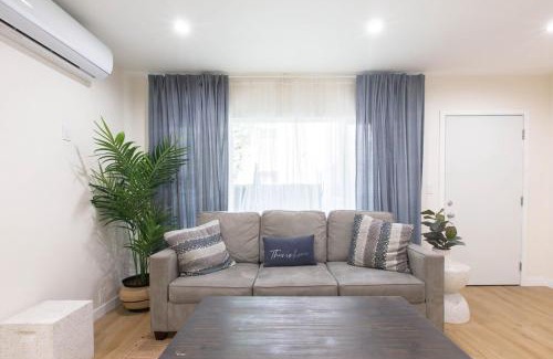 Alamitos Beach Apartment | Stylish Long Beach Retreat Walk to Beach Bars
