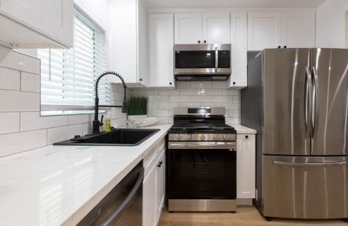 Alamitos Beach Apartment | Stylish Long Beach Retreat Walk to Beach Bars