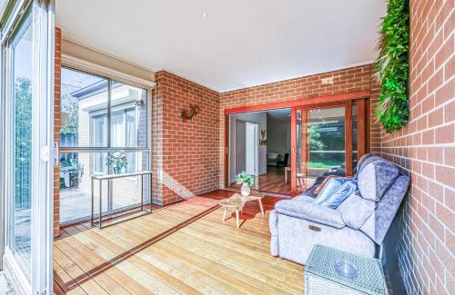 Point Cook House | Stylish Luxe House For Big Group Near Shopping Center