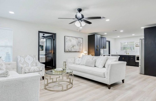 Brenham House | Stylish main-level home in historic downtown Brenham—walking distance to shops!