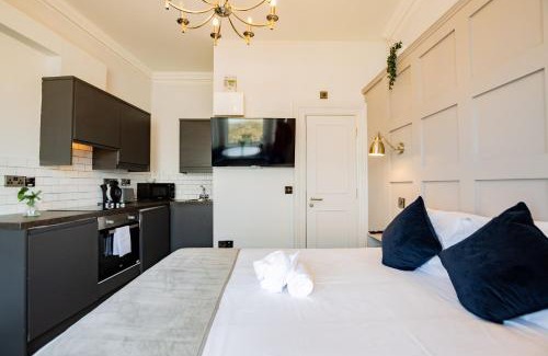 Sutton Cross Apartment | Stylish Marina Escape