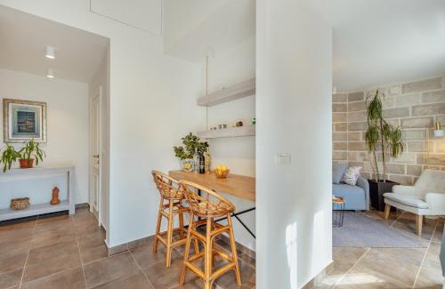 Bijela Apartment | Stylish Mini-House with Garden & Beach