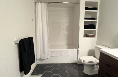 Mid City Apartment | Stylish Miracle Mile Studio