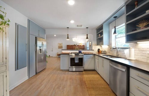 Brentwood House | Stylish + Modern 4-bedroom, 10 minutes to Downtown