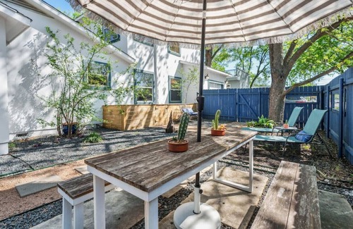 Brentwood House | Stylish + Modern 4-bedroom, 10 minutes to Downtown