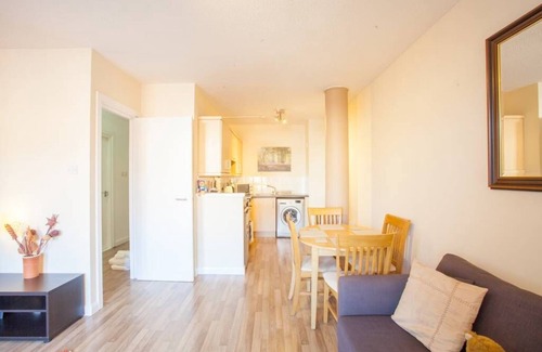 East End Apartment | Stylish, Modern flat in Merchant city!