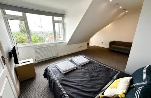 West Hendon Apartment | Stylish Modern, Private Apartment,15 Mins To Central London