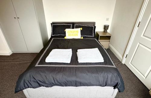 West Hendon Apartment | Stylish Modern, Private Apartment,15 Mins To Central London