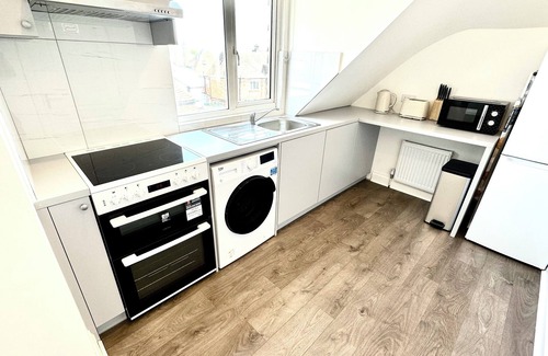 West Hendon Apartment | Stylish Modern, Private Apartment, 15 Mins To Central London