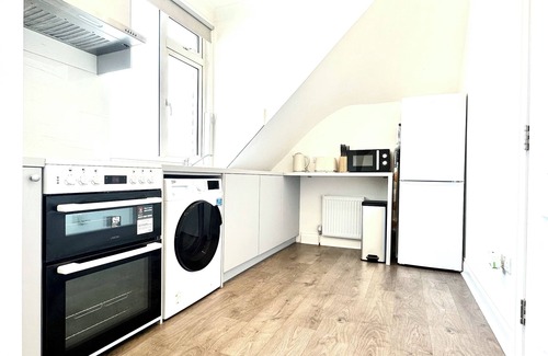 West Hendon Apartment | Stylish Modern, Private Apartment, 15 Mins To Central London