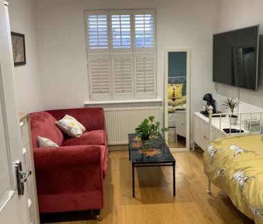 Victoria House | Stylish Modern Studio, Mock Georgian House, Heart of Trendy Hackney & London