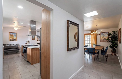Blenman-Elm House | Stylish Modern Vintage 3BR/2BA with Pool Sleeps 8 - Low Summer Rates! 🏖️