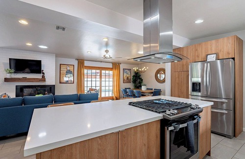 Blenman-Elm House | Stylish Modern Vintage 3BR/2BA with Pool Sleeps 8 - Low Summer Rates! 🏖️