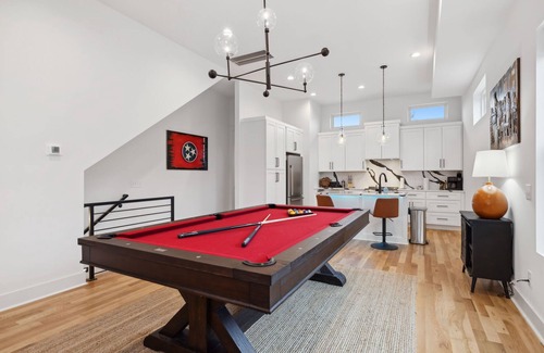 Haynes Area House | Stylish Multi-Level Retreat | Rooftop & Pool Table